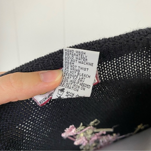 VTG Tierra International Sweater Black Embroidered Floral Knit Cardigan Size M - Picture 12 of 14